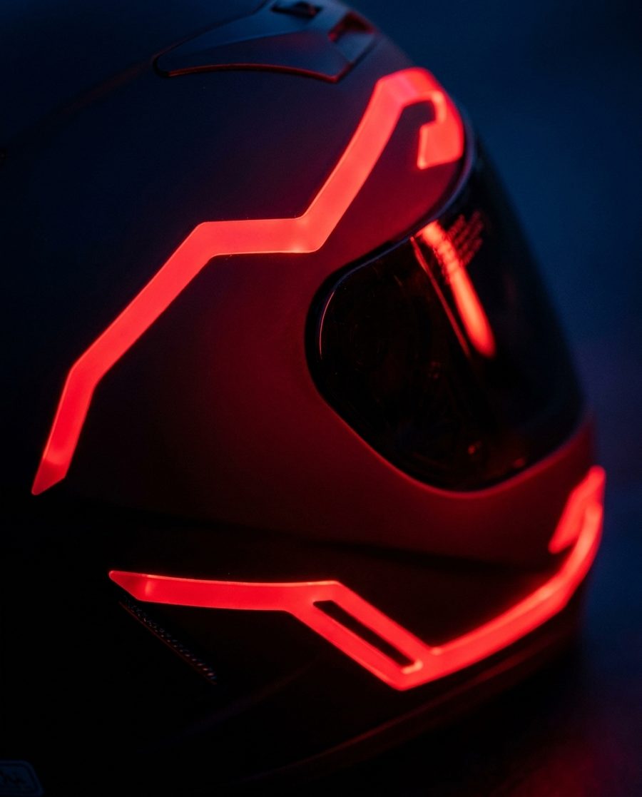 Casco con luz LED roja encendida de noche